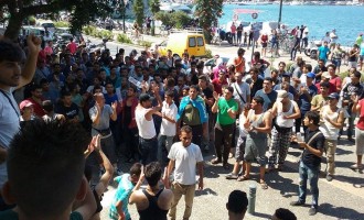 Πρόσφυγες και λαθρομετανάστες διαδήλωσαν το μεσημέρι της Παρασκευής στην Κω (βίντεο)