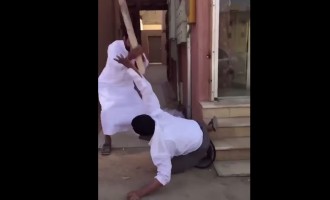 Σαουδάραβας πλακώνει στο ξύλο μετανάστη εργαζόμενο σε καθαριστήριο (βίντεο)