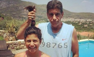 Ποια είναι η 12χρονη που έχει πιάσει από τα μαλλιά ο Μπέζος;