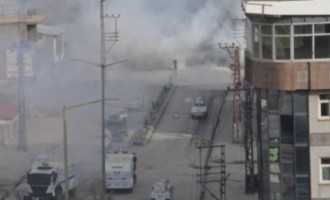 Οι Τούρκοι βομβαρδίζουν κουρδική πόλη στο Σιρνάκ