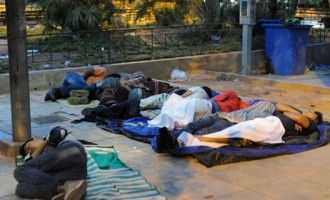 Στην πλατεία Βικτωρίας κοιμούνται οι πρόσφυγες επειδή δεν χωράνε στον Ελαιώνα!