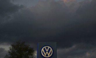 Κάνουν φύλλο και φτερό τη Volkswagen στη Γαλλία – Μπούκαραν στα κεντρικά