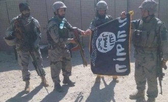 Στρατιώτες του Αφγανιστάν με λάφυρο σημαία του Ισλαμικού Κράτους