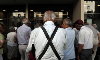 Δεν αυξάνονται τα όρια ηλικίας συνταξιοδότησης, διαβεβαιώνει το υπουργείο Εργασίας