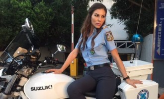 Η πανέμορφη Έλενα της Ελληνικής Αστυνομίας ποζάρει καβάλα στη SUZUKI (φωτο)