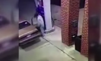 Απίστευτο! Προσπαθεί να σκοτώσει μια αράχνη και βάζει φωτιά σε βενζινάδικο (βίντεο)