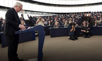 Ευρωβουλευτής με μάσκα της Μέρκελ διακόπτει τον Γιούνκερ (βίντεο)