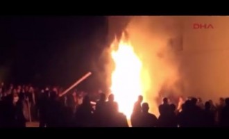 Τούρκοι Γκρίζοι Λύκοι επιτέθηκαν να κάψουν ζωντανούς Κούρδους οικοδόμους (βίντεο)