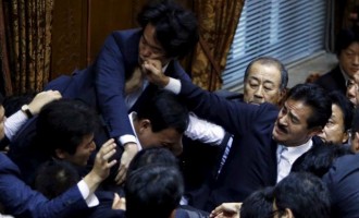 Μπουνιές και κλωτσιές ανάμεσα σε βουλευτές στην Ιαπωνική Βουλή (φωτο)