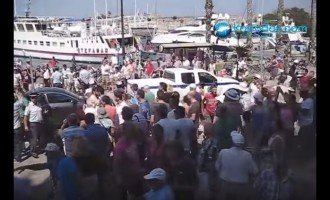 “Βράζει” η Κως – Πέταξαν αβγά στον Αβραμόπουλο – Οργή για τους πρόσφυγες (βίντεο)