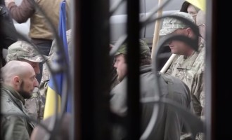 Ναζί του “Δεξιού Τομέα” προπηλάκισαν Βαλαβάνη και Ήσυχο στην Ουκρανία (βίντεο)