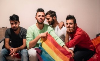 “Άντρακλες” πρόσφυγες κακοποιούν ομοφυλόφιλους πρόσφυγες