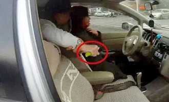 ΒΙΝΤΕΟ ΣΟΚ! Γυναίκα στο πίσω κάθισμα κόβει τον λαιμό της οδηγού (βίντεο)