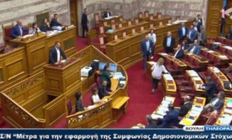 Μπουρλότο στη Βουλή – Άγριο επεισόδιο Λαγού με βουλευτές του ΚΚΕ (βίντεο)