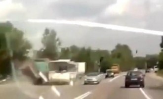 Συγκλονιστικό βίντεο: Έτσι συγκρούστηκε λεωφορείο με φορτηγό με 42 νεκρούς