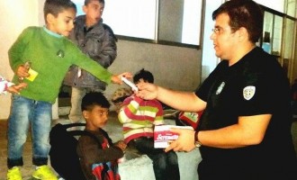 Λιμενικός στην Κάλυμνο μοίρασε σοκολάτες στα προσφυγόπουλα