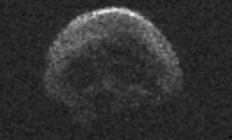 NASA: Κομήτης “νεκροκεφαλή” περνάει δίπλα από τη Γη