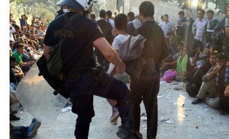 Αστυνομικός κλωτσά μετανάστη στη Μυτιλήνη (φωτο)
