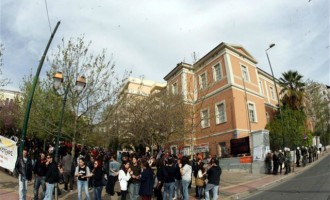 Ηλίθιοι ζητούν από φοιτητές ΑμεΑ 20 ευρώ το μήνα για το δημόσιο πάρκινγκ της Νομικής