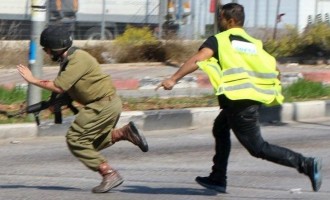 Υποκρινόταν τον δημοσιογράφο για να μαχαιρώσει Ισραηλινό στρατιώτη (φωτο + βίντεο)