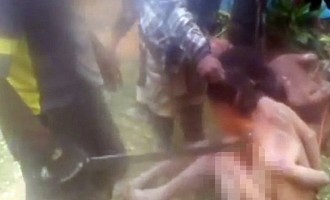 Σοκαριστικό βίντεο: Βασανίζουν γυναίκες γιατί τις θεωρούν μάγισσες