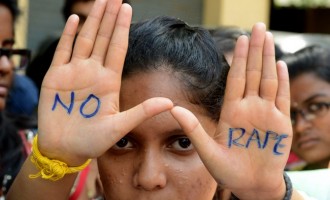Φρίκη από τον ομαδικό βιασμό κοριτσιών 2,5 και 5 ετών στην Ινδία
