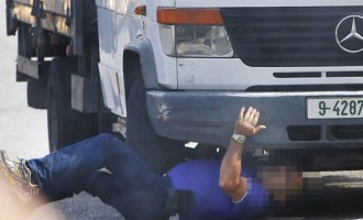 ΦΩΤΟ ΣΟΚ! Παλαιστίνιος φορτηγατζής “λιώνει” Ισραηλινό κάτω από τις ρόδες του!