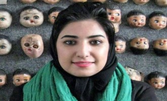 Τεστ παρθενίας σε Ιρανή σκιτσογράφο μετά τη χειραψία με τον δικηγόρο της!