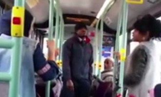 Ρατσιστικό παραλήρημα μέσα σε λεωφορείο – Είστε όλοι τζιχαντιστές (βίντεο)