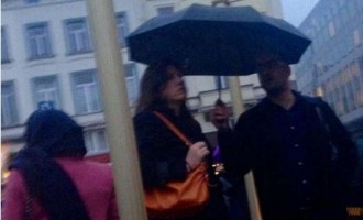 Δεν κόβονται οι συνήθειες: Η Ζωή ψάχνει ταξί και της κρατάνε την ομπρέλα!