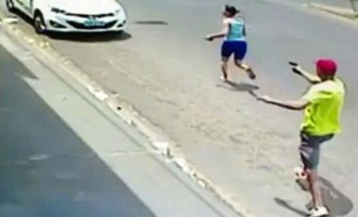 Συγκλονιστικό βίντεο: Αστυνομικός κυνηγά και «γαζώνει» τη γυναίκα του