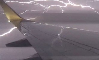Κόβει την ανάσα: Αεροπλάνο περνά μέσα από καταιγίδα (βίντεο)