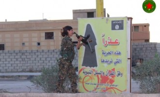 Κούρδισσα αντάρτισσα καταστρέφει αφίσα που θέλει τις γυναίκες πρωτόγονες!