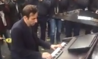Ο πιανίστας που συγκλόνισε παίζοντας το Imagine του Λένον έξω από το Bataclan! (βίντεο)