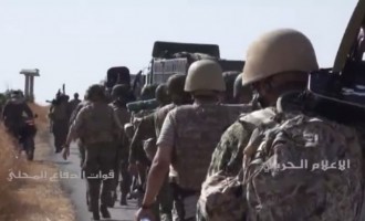 Συγκινητικό βίντεο: Εκατοντάδες Σύροι στρατιώτες βαδίζουν προς το Χαλέπι για τη μεγάλη μάχη