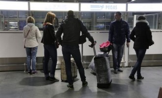Πλημμύρισαν τα αεροδρόμια τουρίστες – Με διψήφιο ποσοστό «τρέχουν» οι διεθνείς αεροπορικές αφίξεις