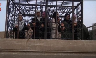Μισθοφόροι της Σαουδικής Αραβίας έβαλαν σε κλουβιά ομήρους – ανθρώπινες ασπίδες (βίντεο)