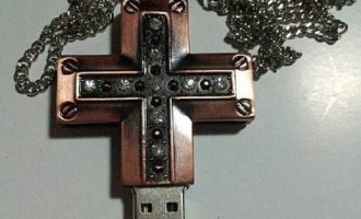 Κύπρος: Αρχιεπίσκοπος hi-tech – Δώρισε σταυρούς USB