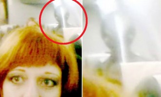 Τράβηξε selfie σε αεροπλάνο και εμφανίστηκε πίσω της ένας εξωγήινος (φωτο)