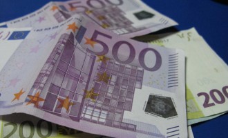 Ένας στους τρεις δημοσίους υπαλλήλους έβγαλε πάνω 100.000 ευρώ στο εξωτερικό