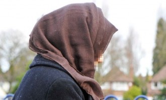 18χρονη έφαγε γροθιά στο πρόσωπο επειδή φορούσε μουσουλμανική μαντίλα