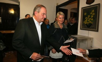 Χωρίς δηλώσεις ψήφισε στη Θεσσαλονίκη ο Κώστας Καραμανλής