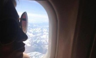 Η εθνική μας πορνοστάρ Τζούλια δείχνει το στήθος εν ώρα… πτήσης! (φωτο)