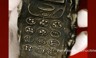 Αρχαίο αντικείμενο που μοιάζει με κινητό τηλέφωνο προκαλεί αίσθηση (βίντεο)