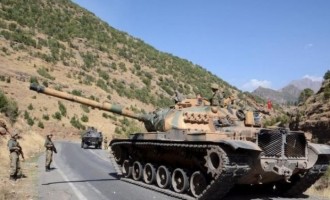 Τουρκικά στρατεύματα κινούνται κατά μήκος των συνόρων της Συρίας προς ανατολικά