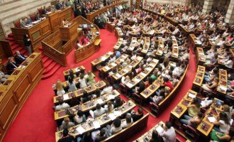 Με συμμαχία ΣΥΡΙΖΑ, ΑΝΕΛ και… ΠΑΣΟΚ η τροπολογία για τις άδειες