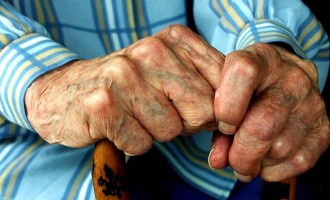 Οικογενειακή τραγωδία: 77χρονος με Αλτσχάιμερ σκότωσε την 88χρονη αδελφή του