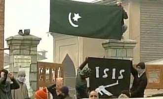 Σημαίες της οργάνωσης Ισλαμικό Κράτος κρατάνε διαδηλωτές στο Κασμίρ