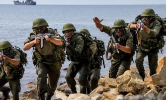 Ρώσοι πεζοναύτες εκπαιδεύονται σε αντιτρομοκρατικό ναυτικό πόλεμο