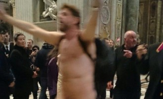 Έτρεχε γυμνός μέσα στον Άγιο Πέτρο στη Ρώμη (φωτο)